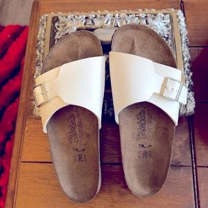 Size women’s 10 men’s 8 NWOB TRIED ON ONLY NEVER WORN….